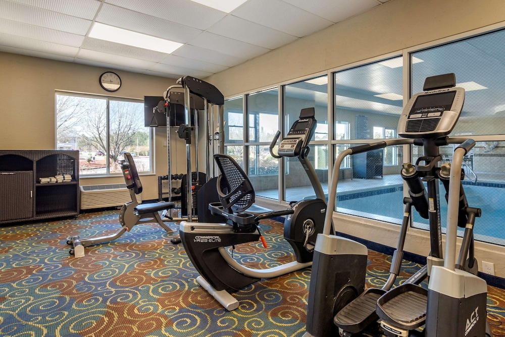 Comfort Inn & Suites Near Six Flags GA 24/38