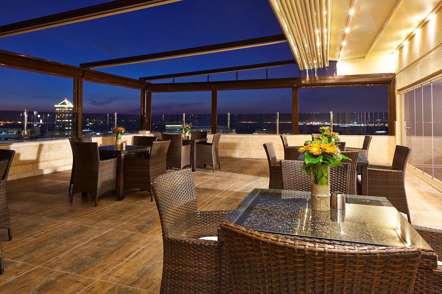 Doubletree By Hilton Hotel Izmir Alsancak 48/58