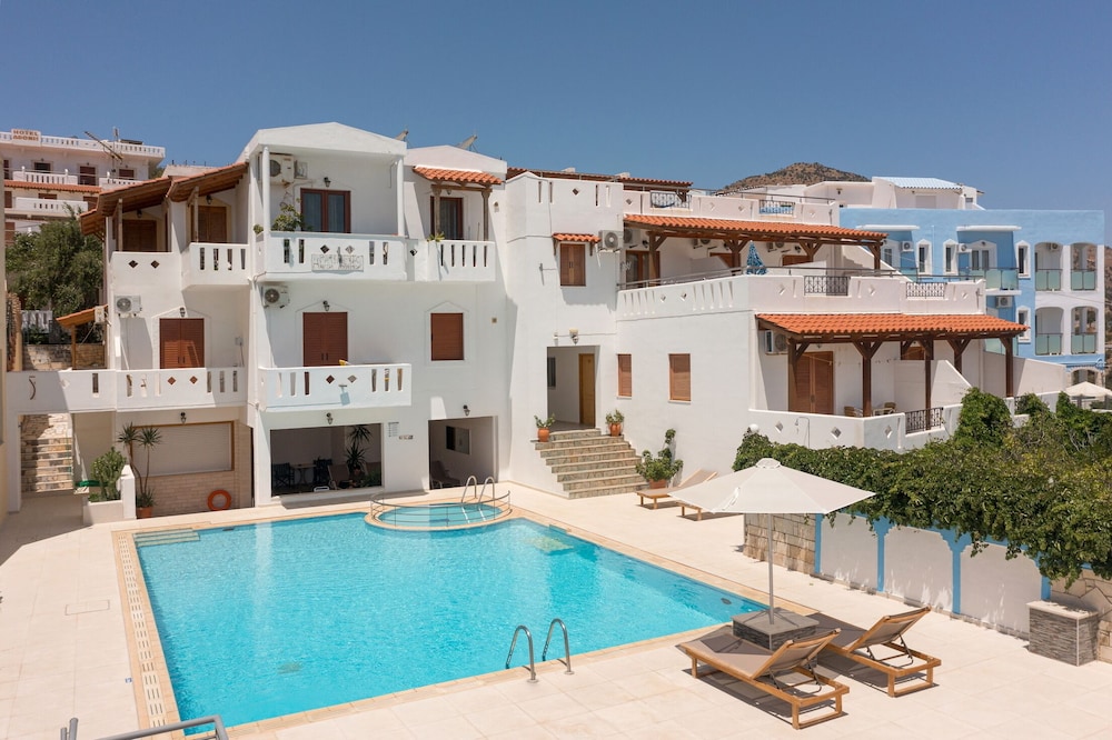 Adonis Hotel in Agios Vasileios