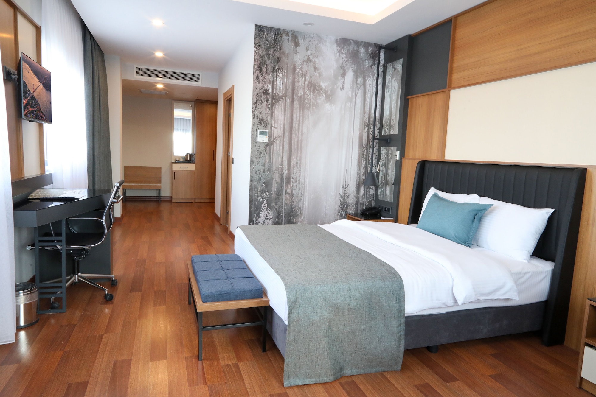 GRAND, KING BED