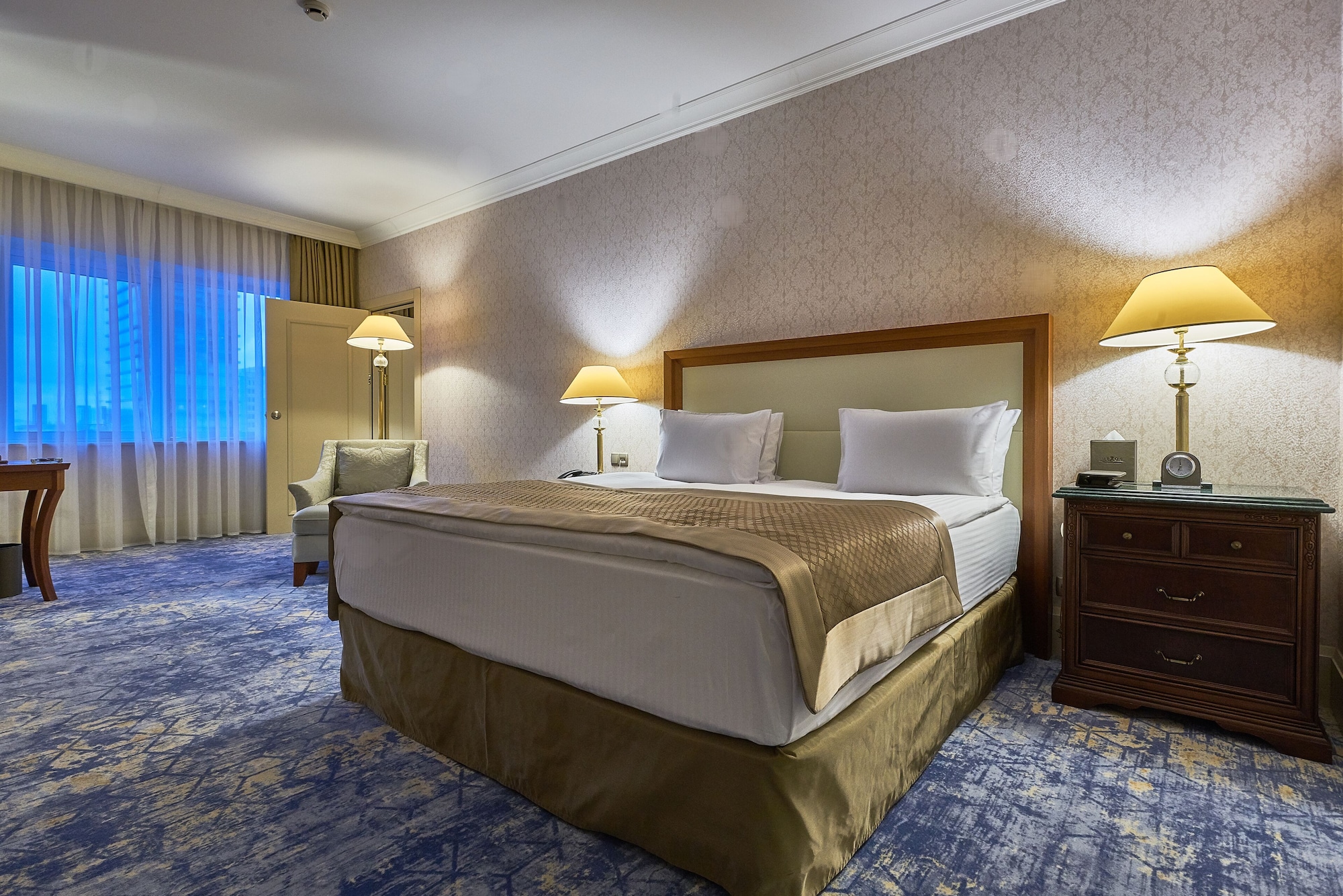 JUNIOR SUITE, KING BED