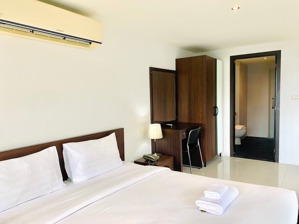 Deluxe, Triple, 1 Double and 1 Single Bed, City View