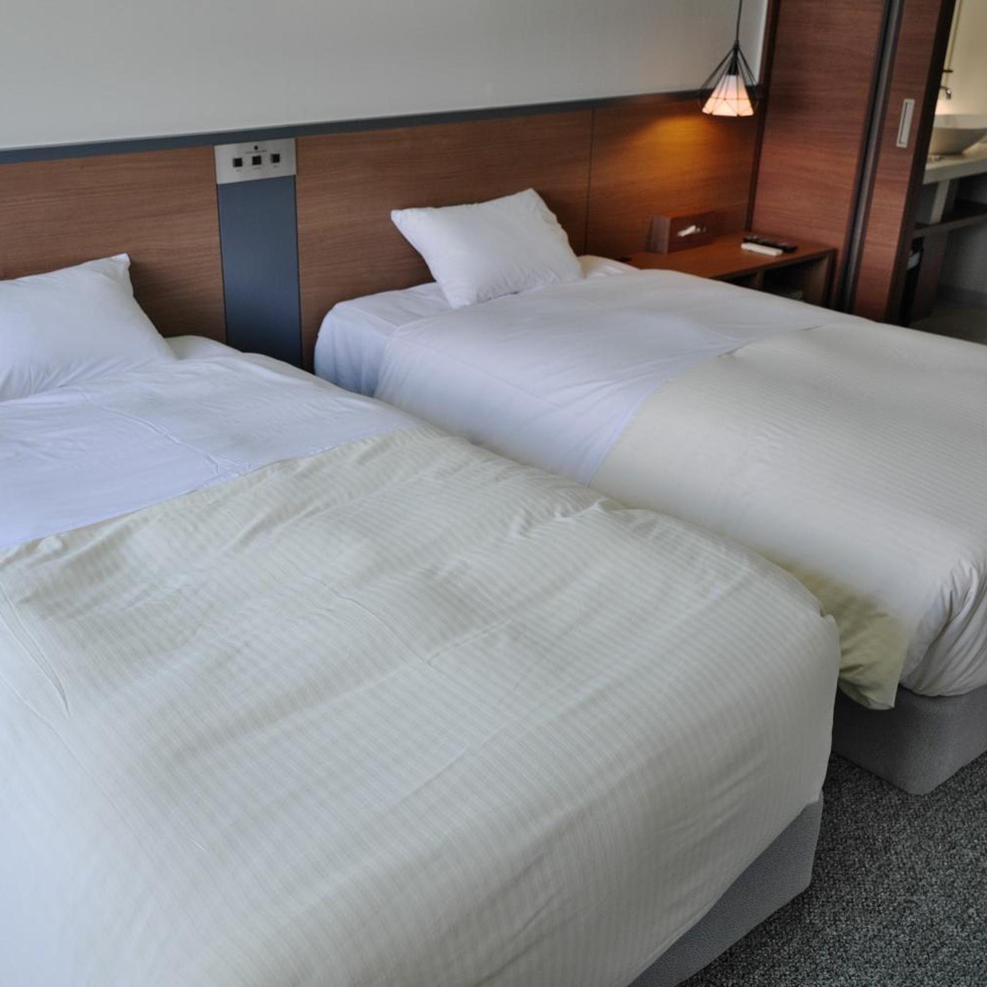 Moderate, Twin Beds, Lake Front