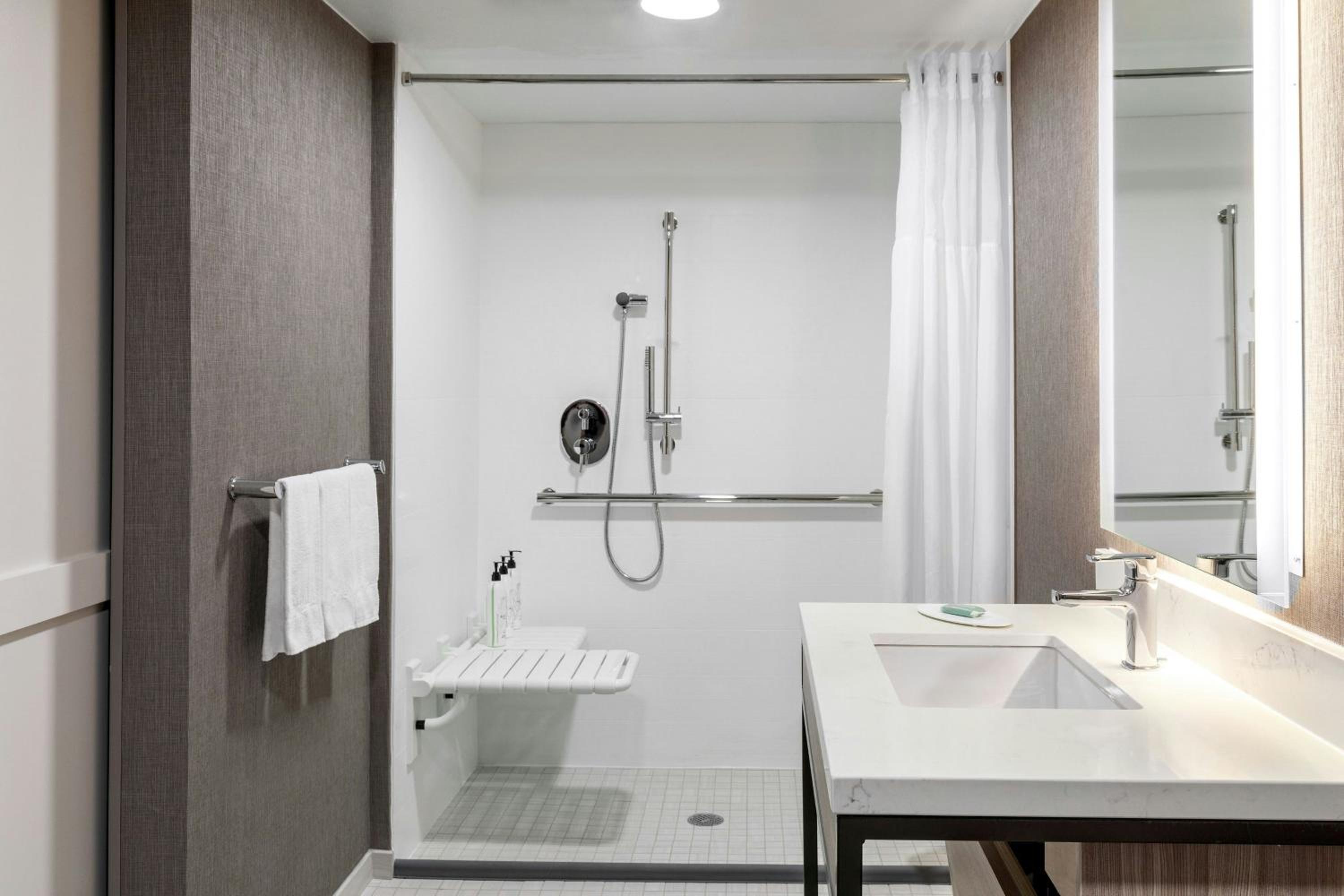 جناح بسريرين مزدوجين مع أريكة لذوي الإعاقة، Springhill Suites Denver North Westminster 5/9