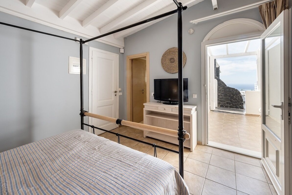 Smy Santorini Suites & Villas 39/76