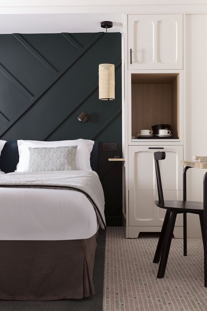 DELUXE, CITY OR COURTYARD VIEW