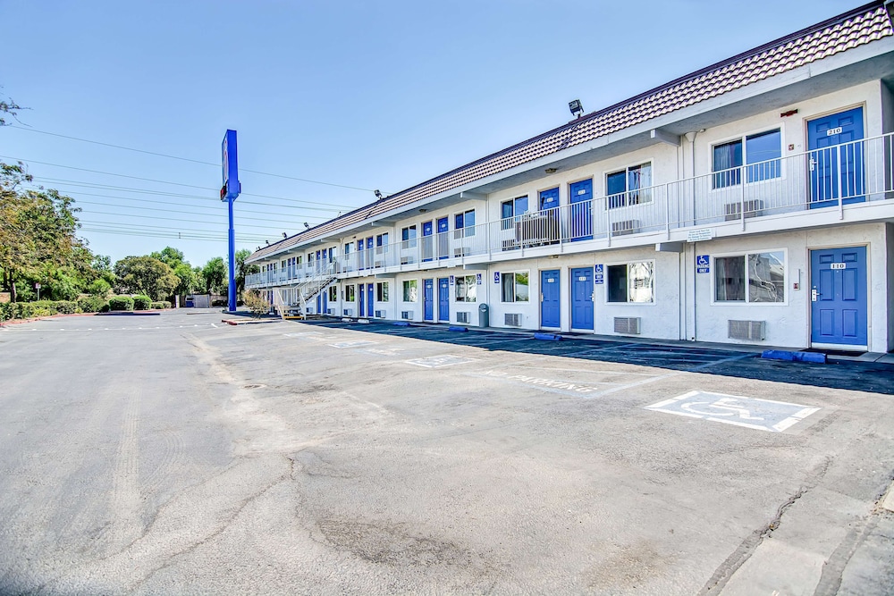 Motel6 Stockton, CA - Charter Way West 25/32