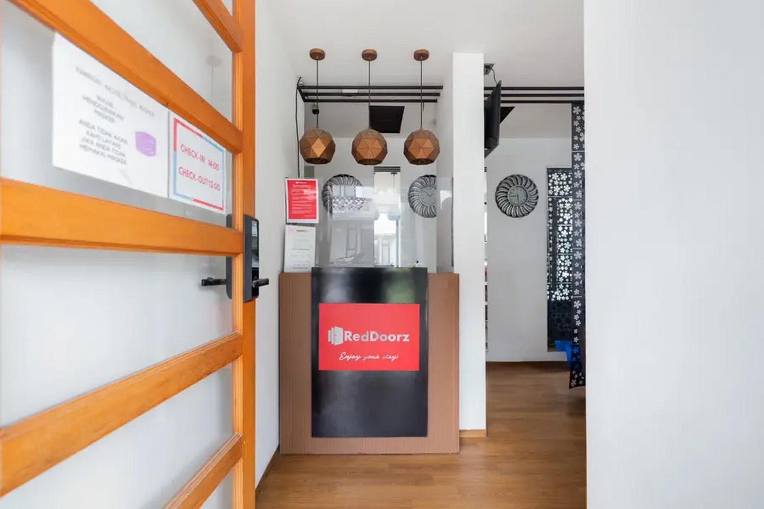 RedDoorz Plus near ICE BSD 2 2/42