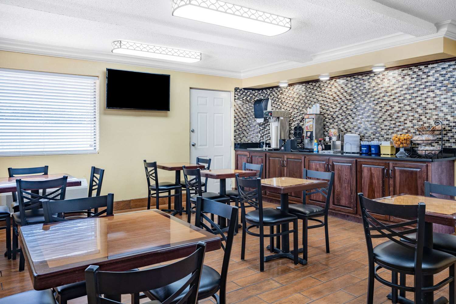 Days Inn By Wyndham Macon I-475 16/25