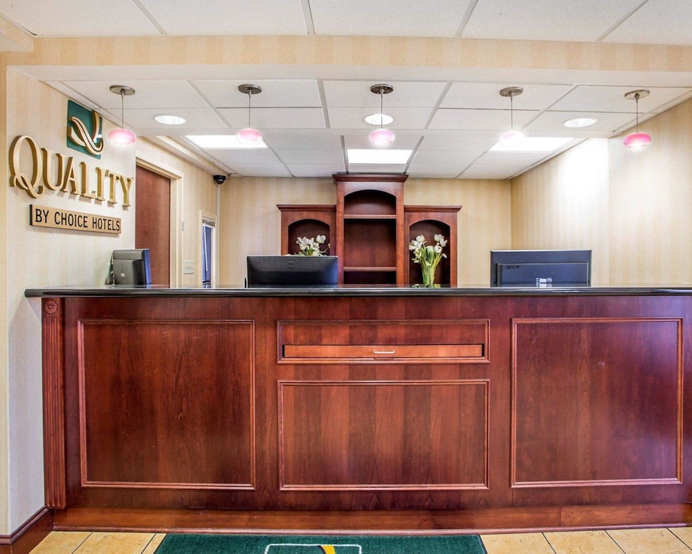 HIBISCUS Inn & Suites 8/43