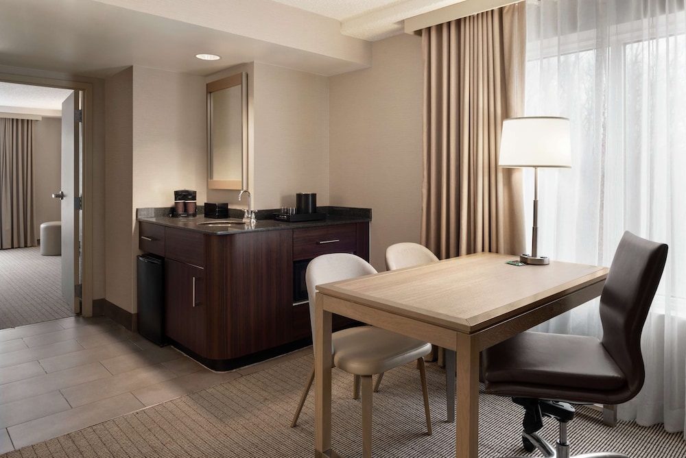Embassy Suites by Hilton Cleveland Rockside 31/33