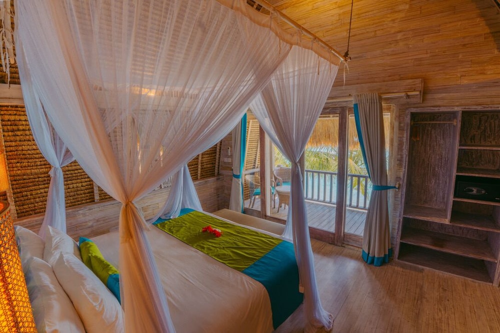 DELUXE, BEACH FRONT