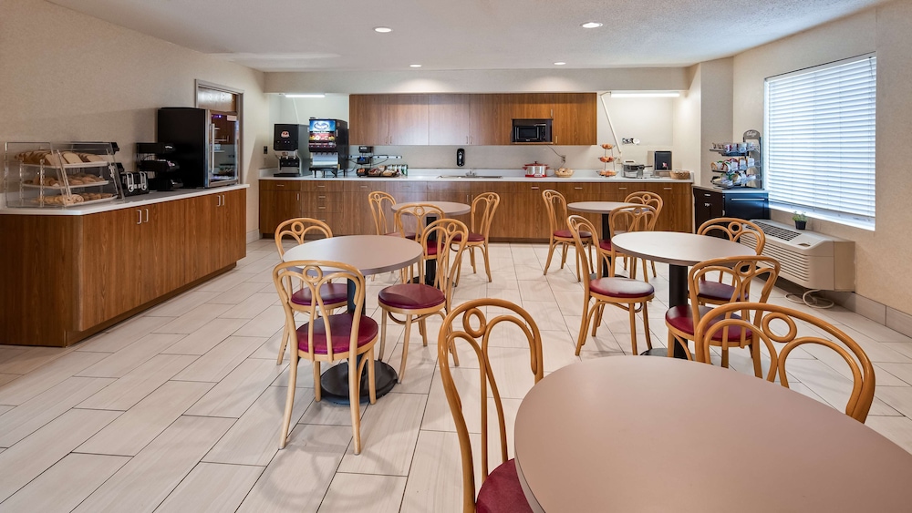 Charlevoix Inn Suites, SureStay Collection by Best Western 37/45