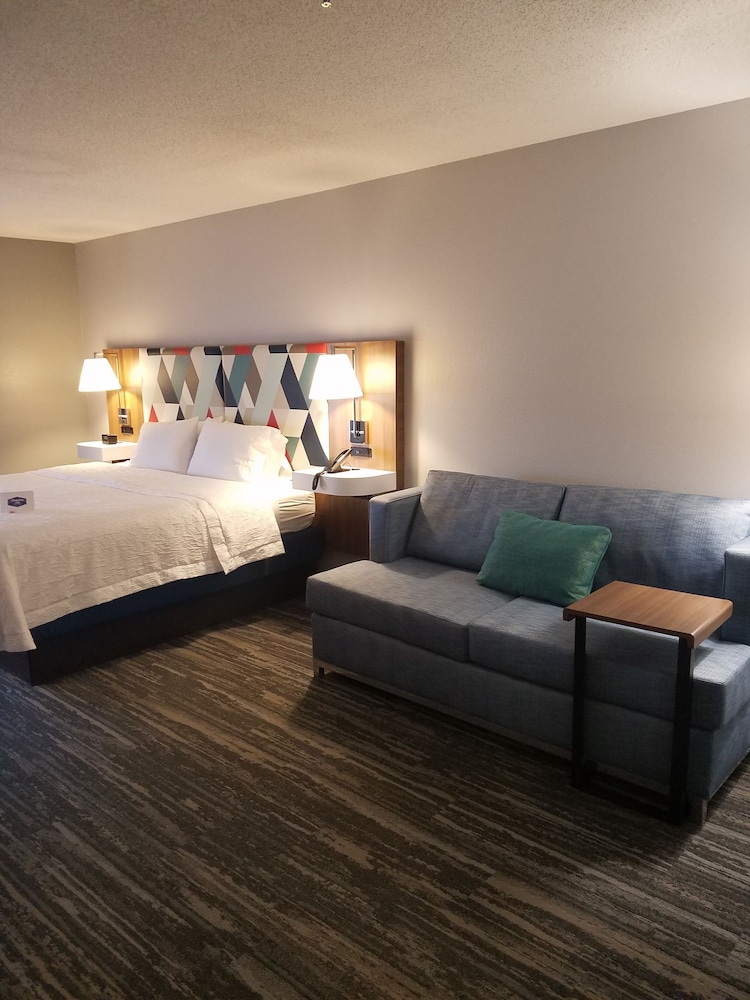 Hampton Inn Kansas City/Blue Springs 28/36