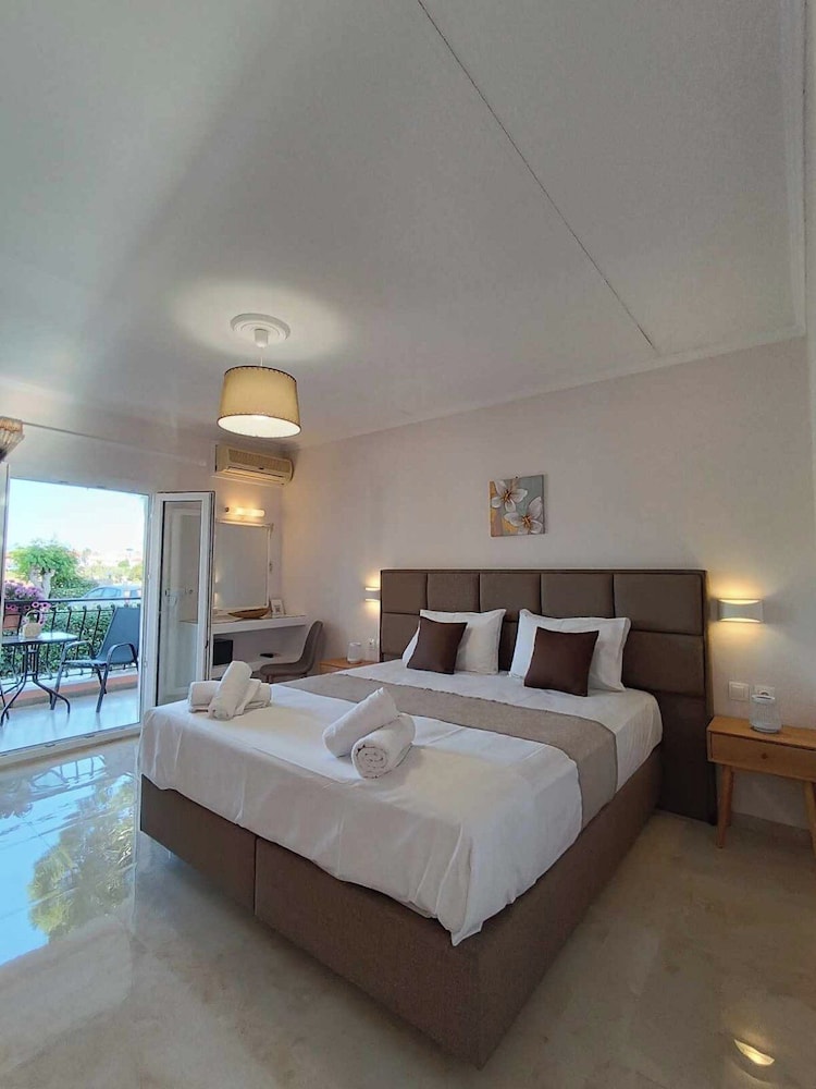 Roussas Studios and Apartments 12/41