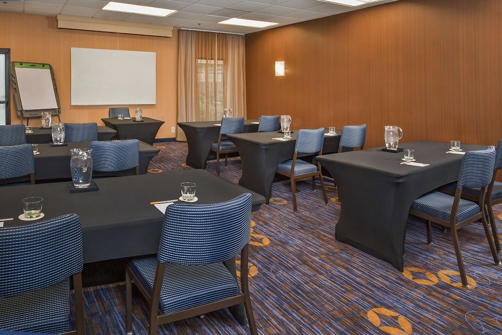 Sonesta Select Philadelphia Airport 40/54