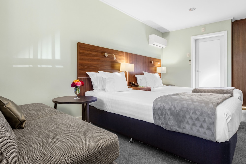 HOLIDAY INN QUEENSTOWN FRANKTON ROAD 28/76