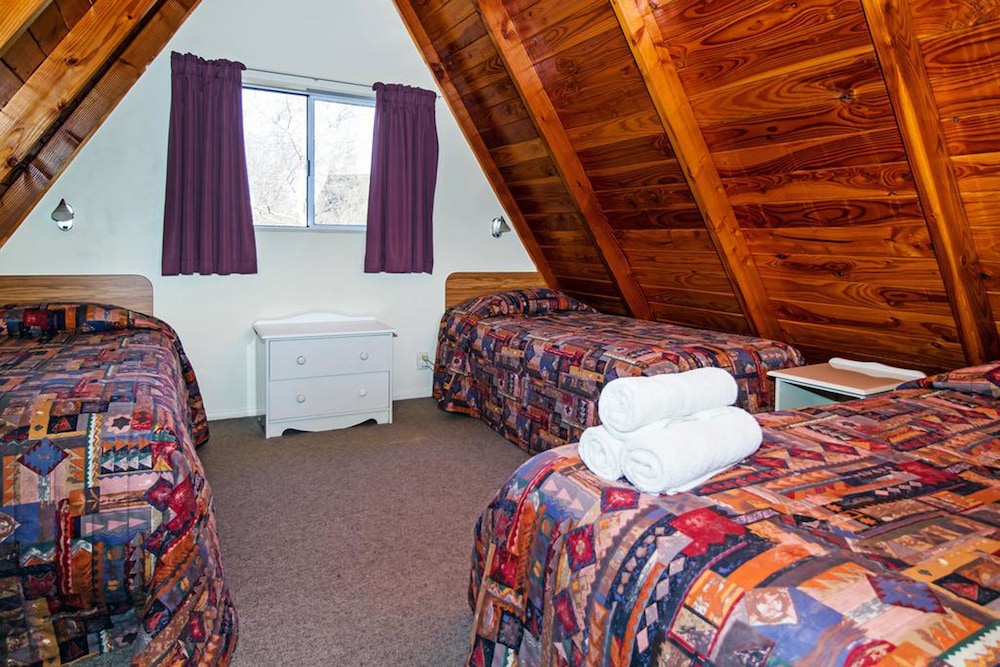 Mountain Chalets Motel 25/53