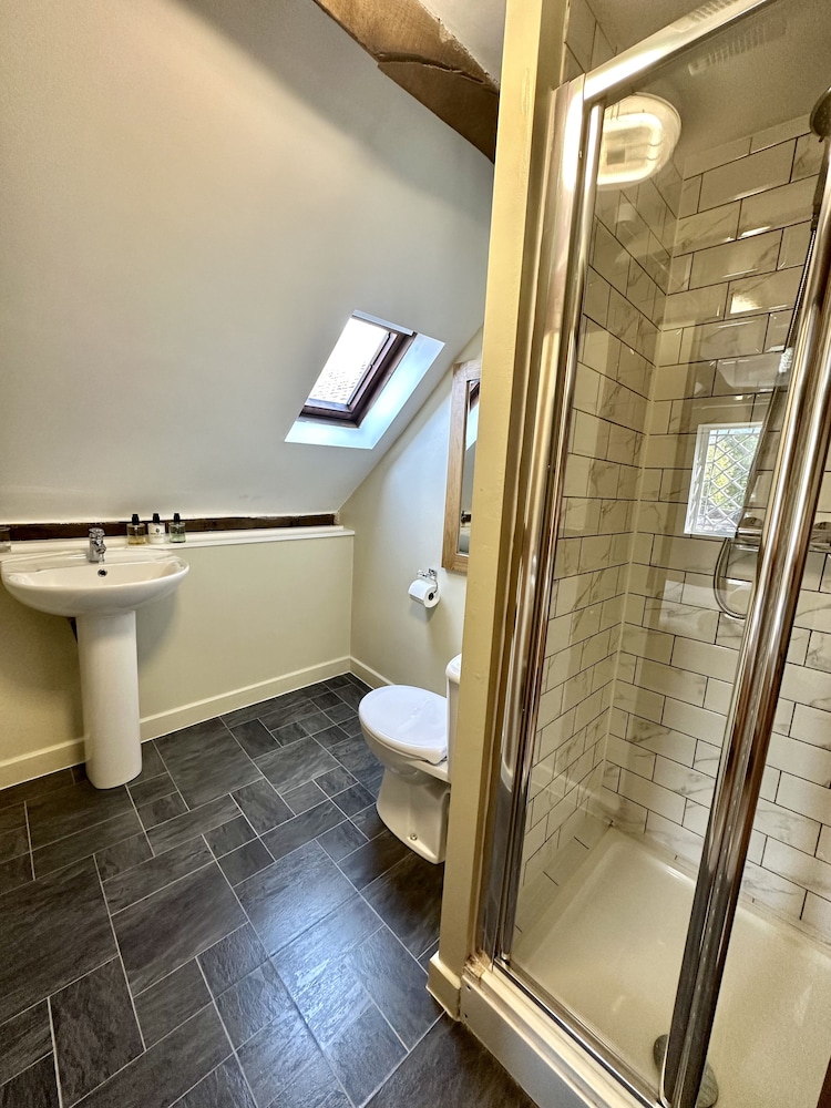 The Manor Arms Inn 34/37