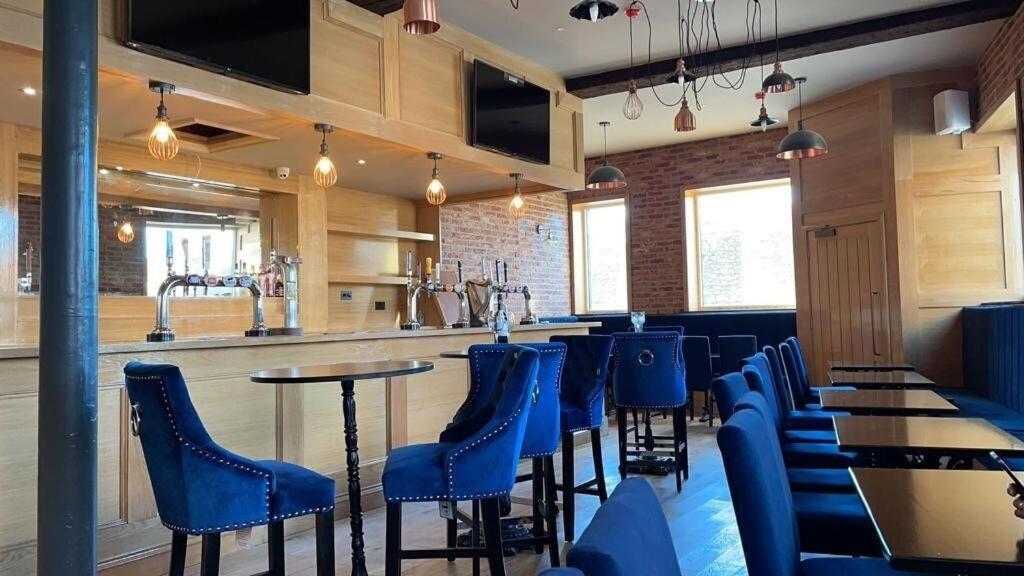 The Royal Crest Hotel & Bar by OYO 5/10