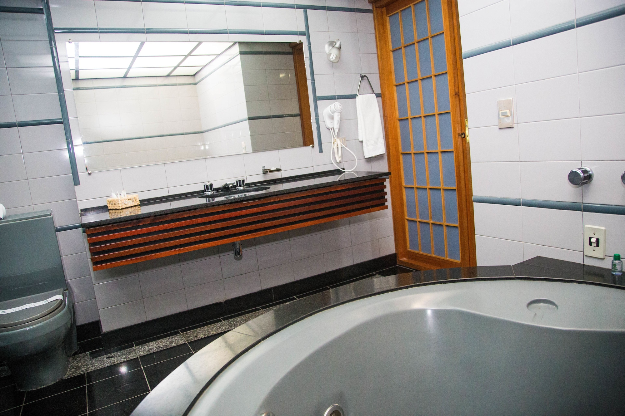 LUXURY, SUITE, JETTED TUB