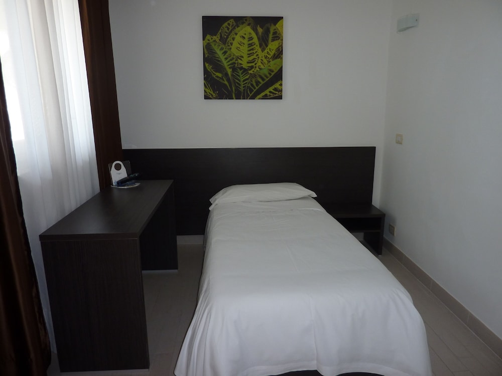ROOM, TRIPLE, 3 BEDS