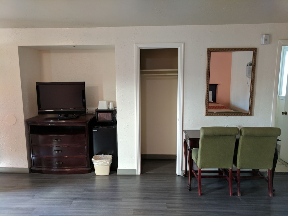 La Hacienda Motel 52/65