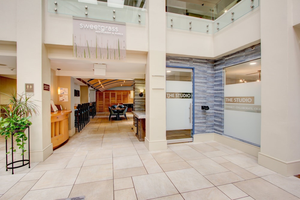 CROWNE PLAZA CHARLESTON AIRPORT CONV CTR 8/76