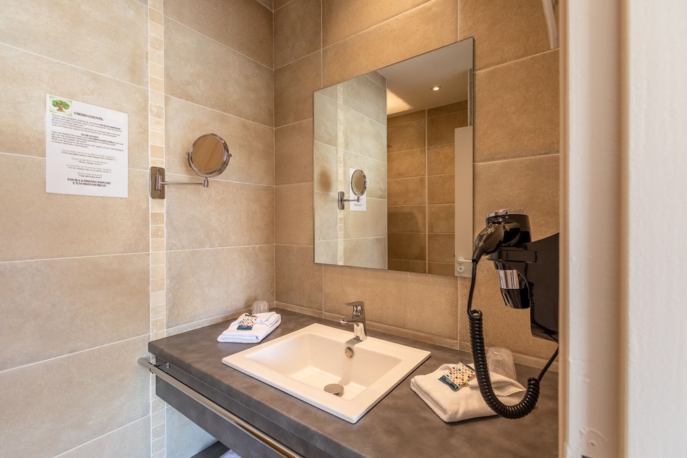 HOTEL L OUSTAL 48/50