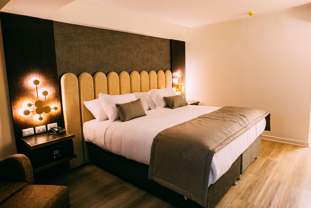 STANDARD, KING BED, CITY VIEW