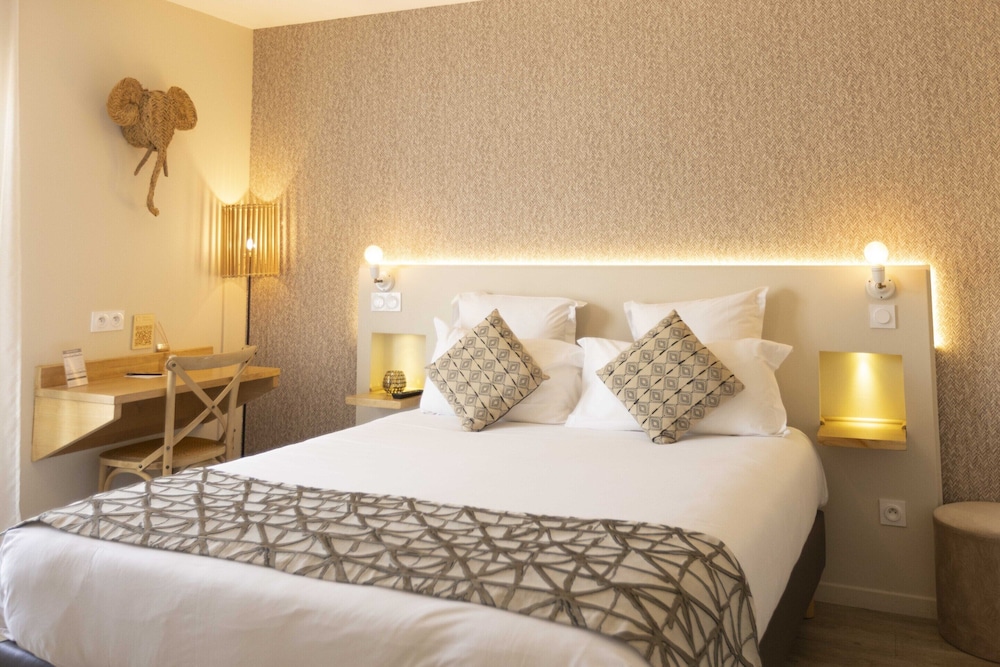 DELUXE, DOUBLE BED, CITY VIEW