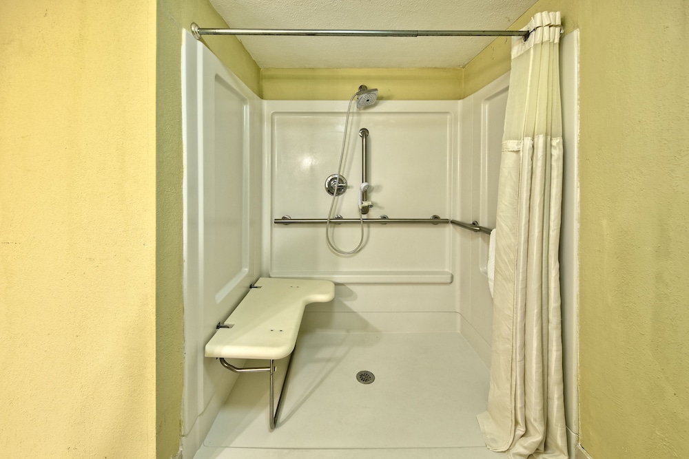 غرفة بسرير كوين لذوي الإعاقة، Doubletree Hotel Murfreesboro 8/9