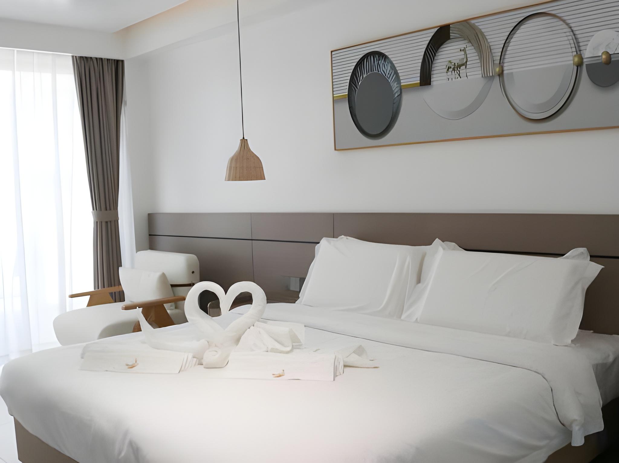 Premier, King Bed, Direct Pool Access