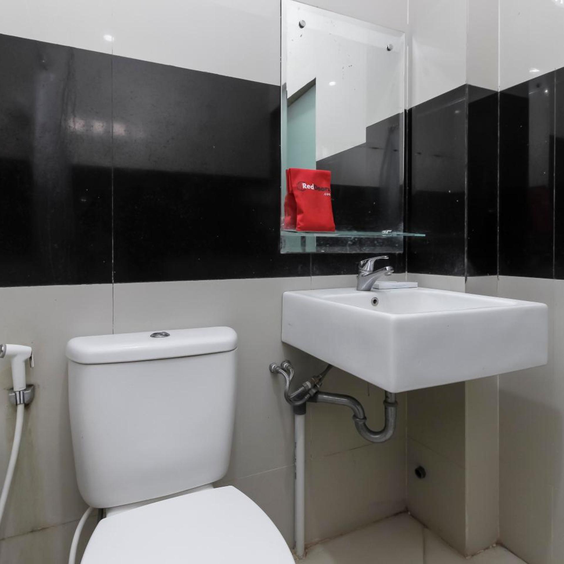 Reddoorz Plus @ Tuparev Cirebon 62/62