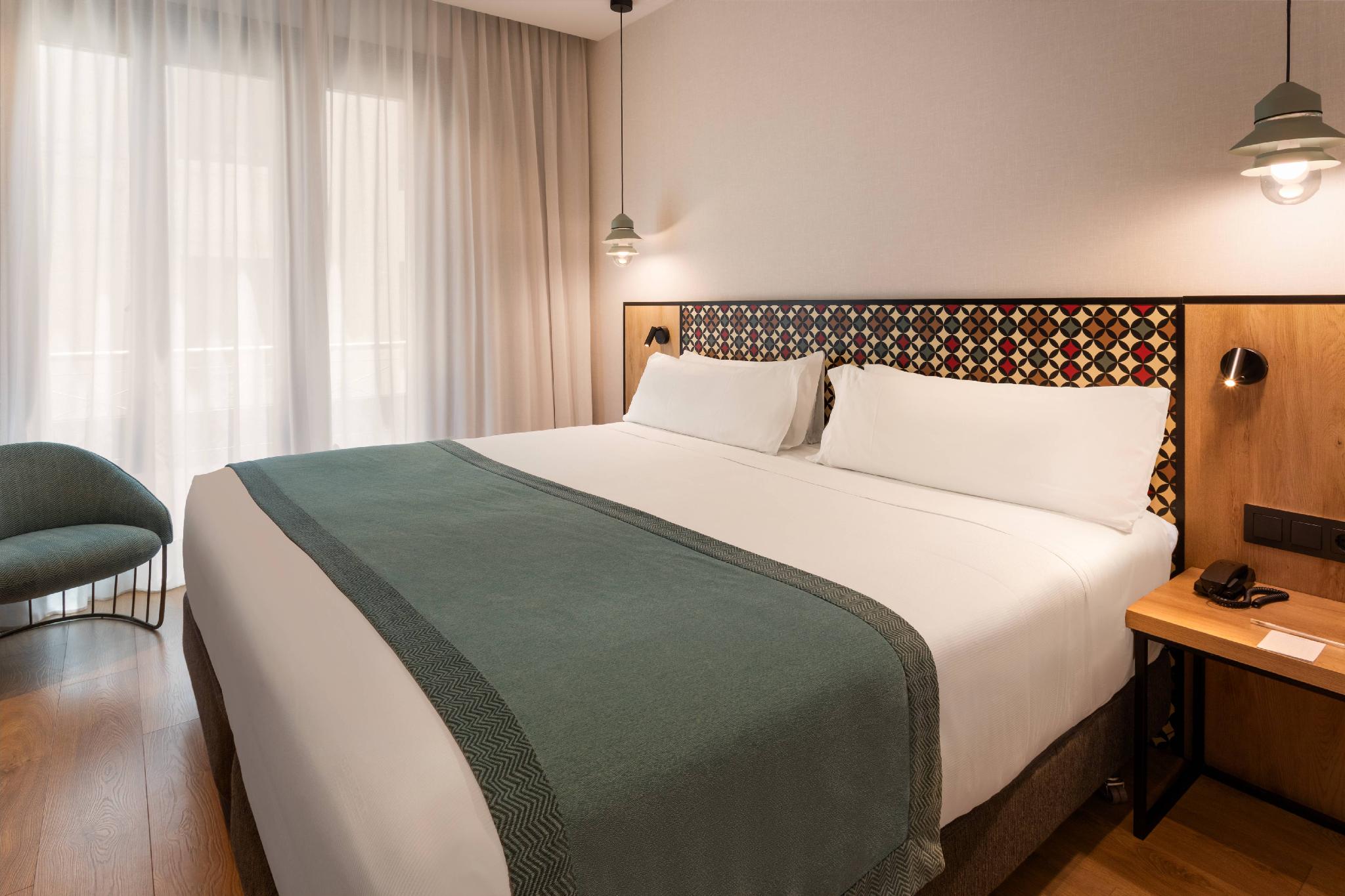 ROOM, TRIPLE, 1 QUEEN AND 1 SINGLE BED