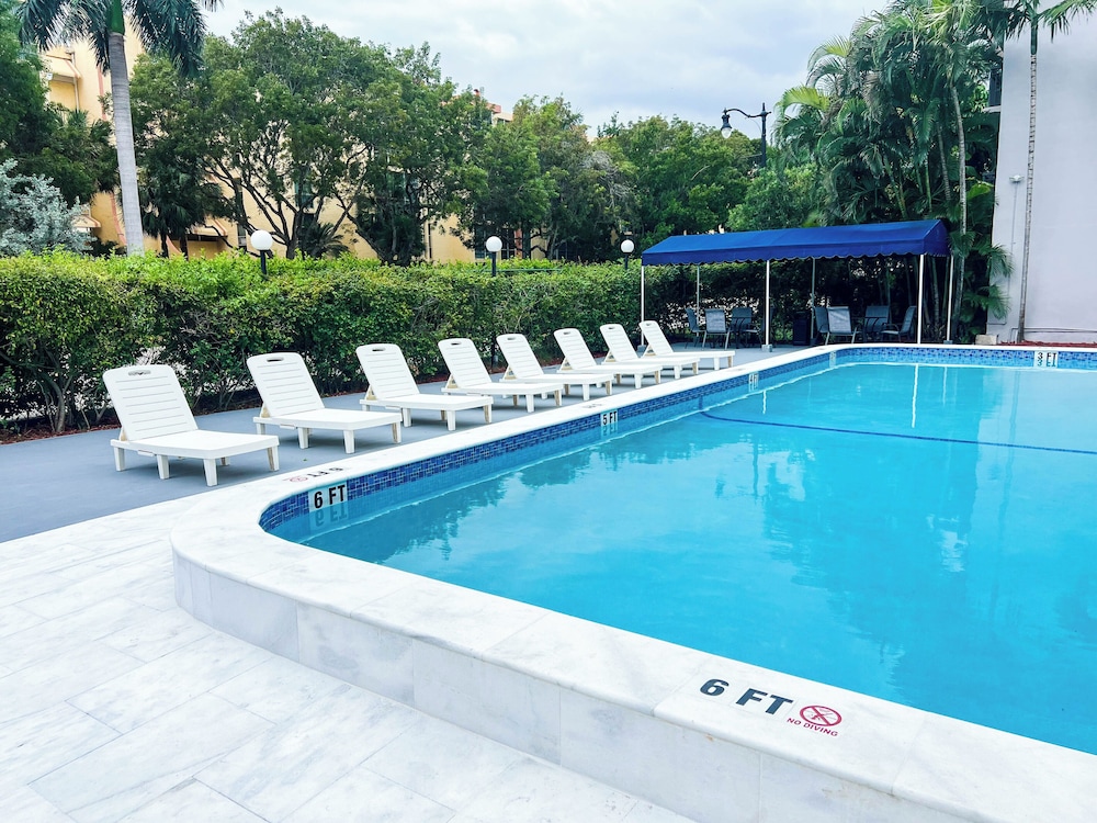 Sunny Isles Apartments 35/73