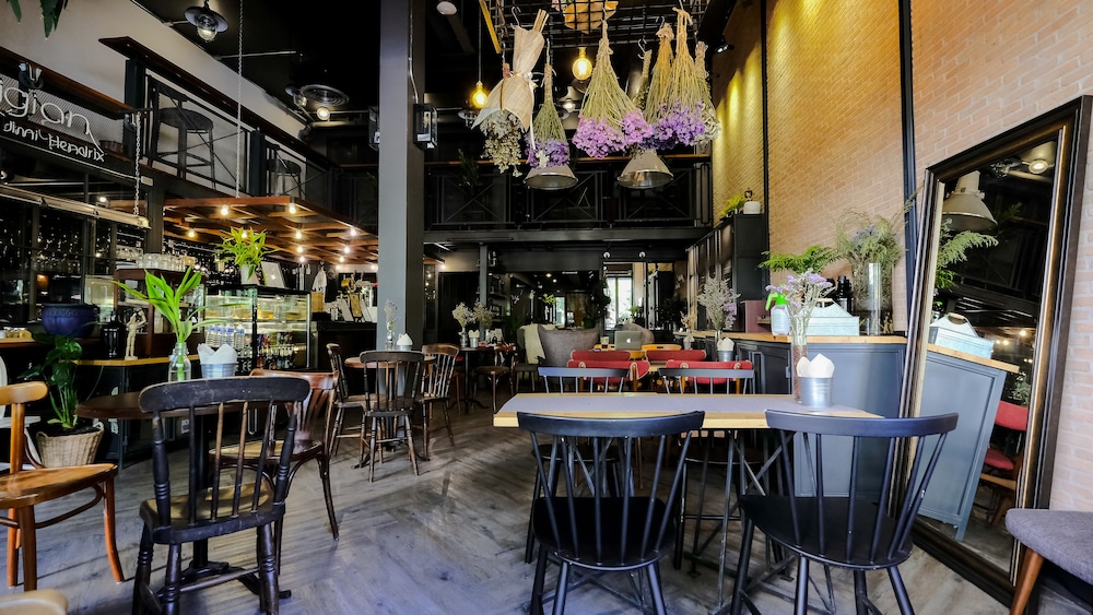 Iron32 Hotel Bar And Bistro 44/68