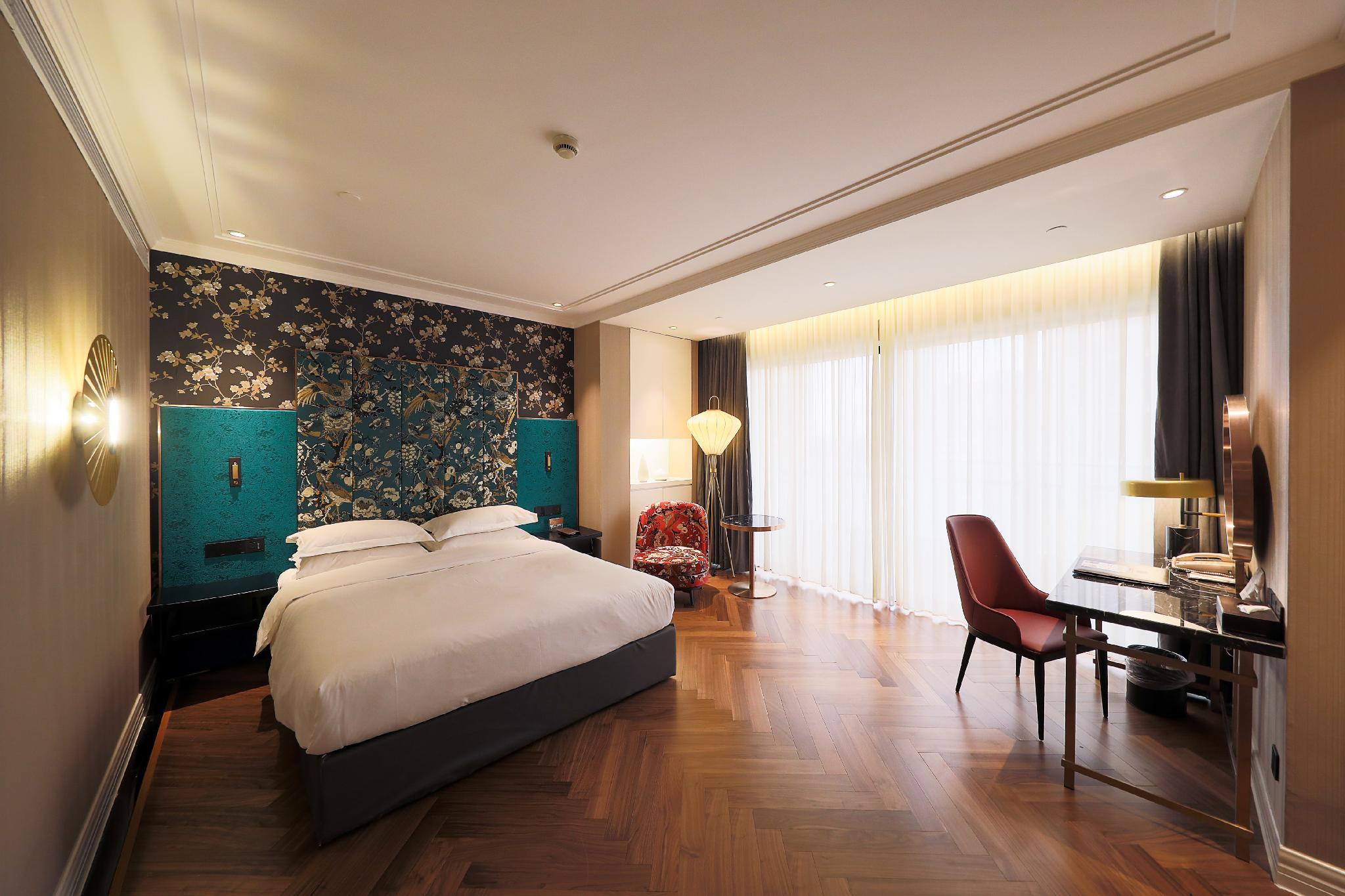 City, Superior, Queen Bed, Partial City View