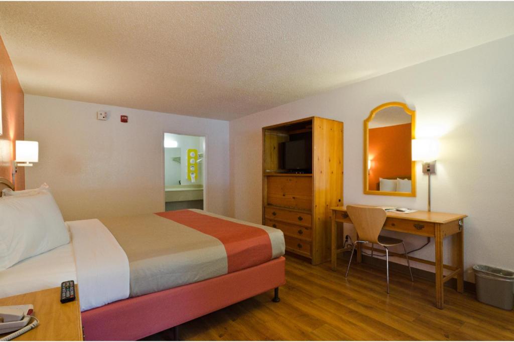 غرفة بسرير كينج، Motel6 Fort Stockton, TX 2/7
