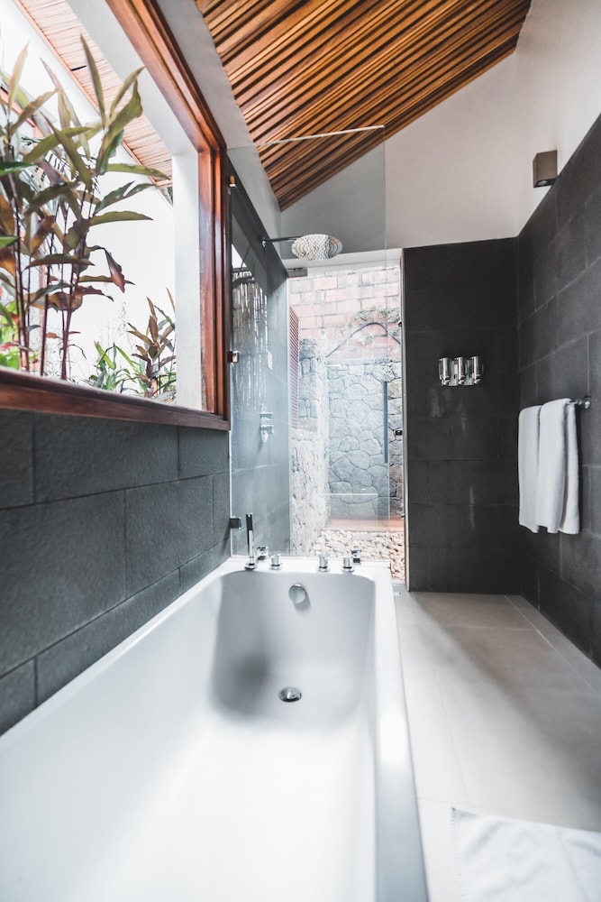 Hemingways Retreat Kigali 50/50