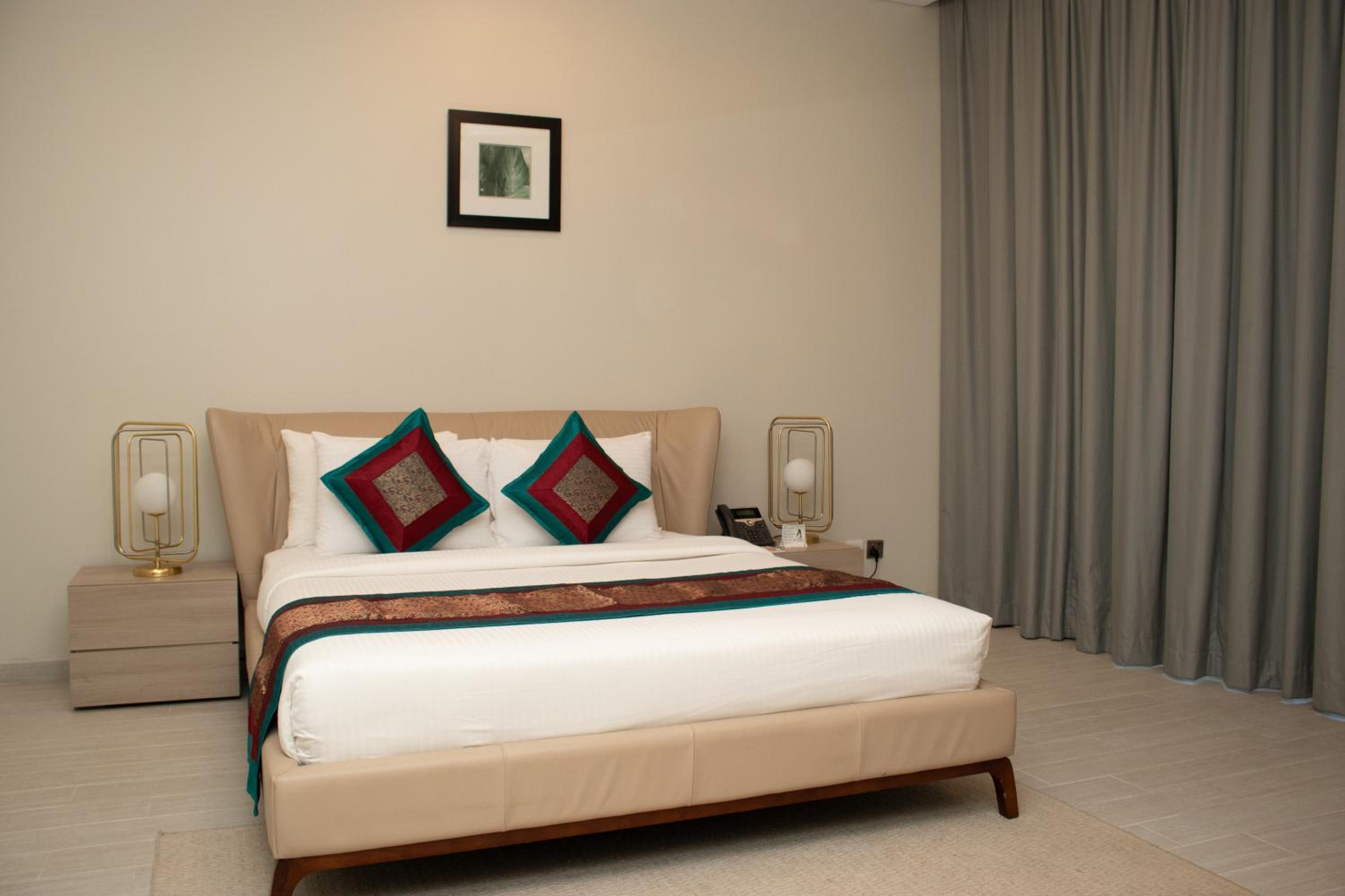 3 BEDROOMS, SUITE
