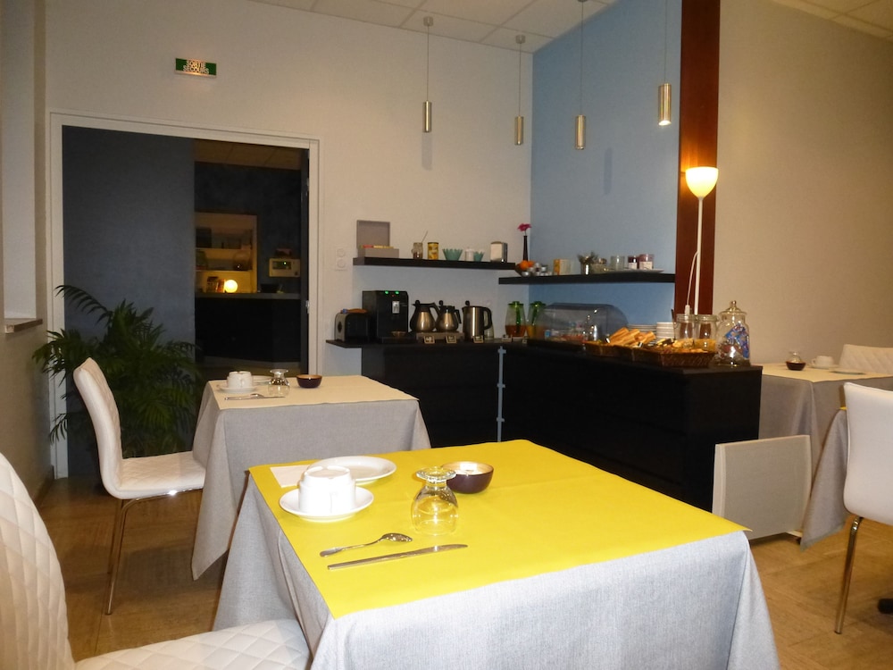 THE HOTEL COMTY 15/16