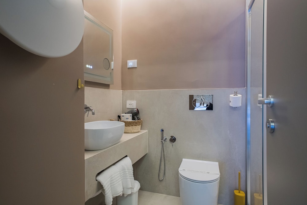163 Boutique Hotel 40/50