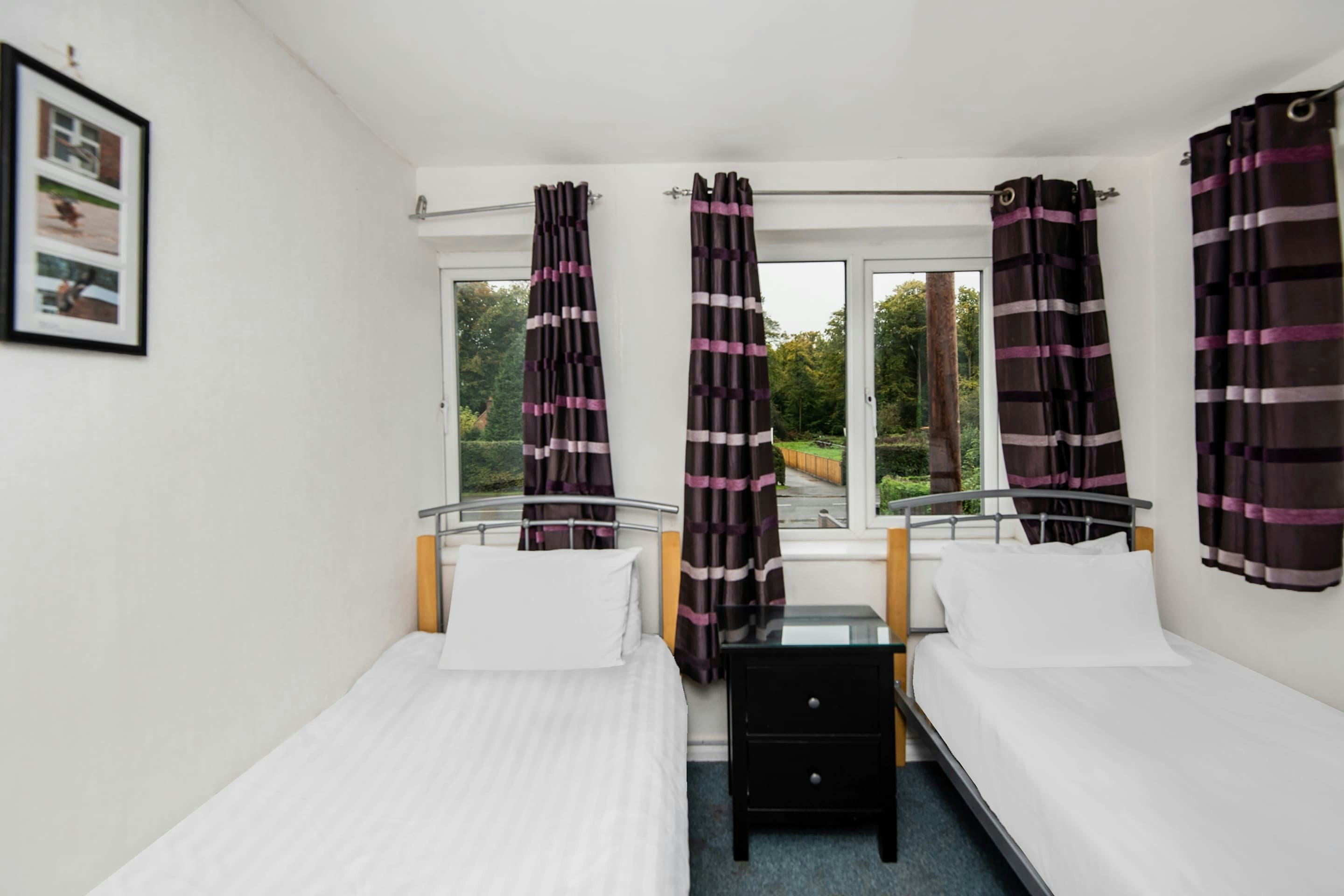 Standard Twin Room - Shared, OYO Chriss Motel 2/10