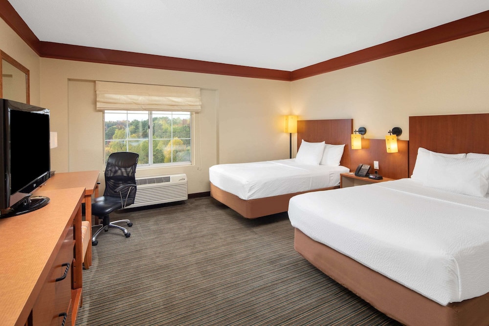 La Quinta Inn & Suites by Wyndham Atlanta Ballpark/Galleria 11/64