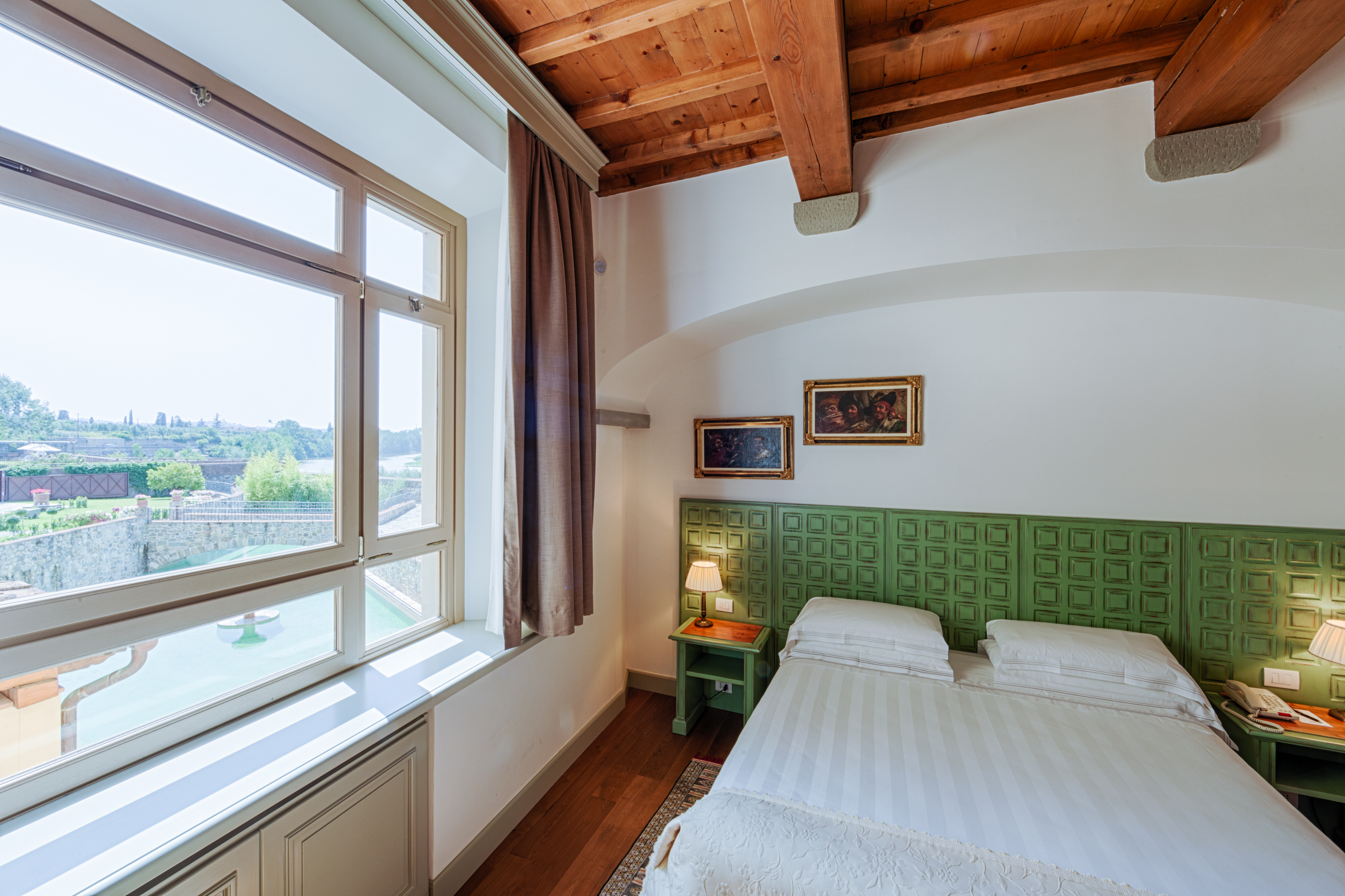 River, Superior, Queen Bed