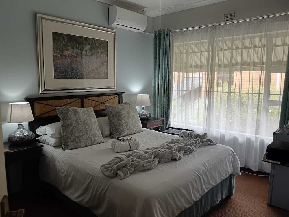 Standard, Queen Bed