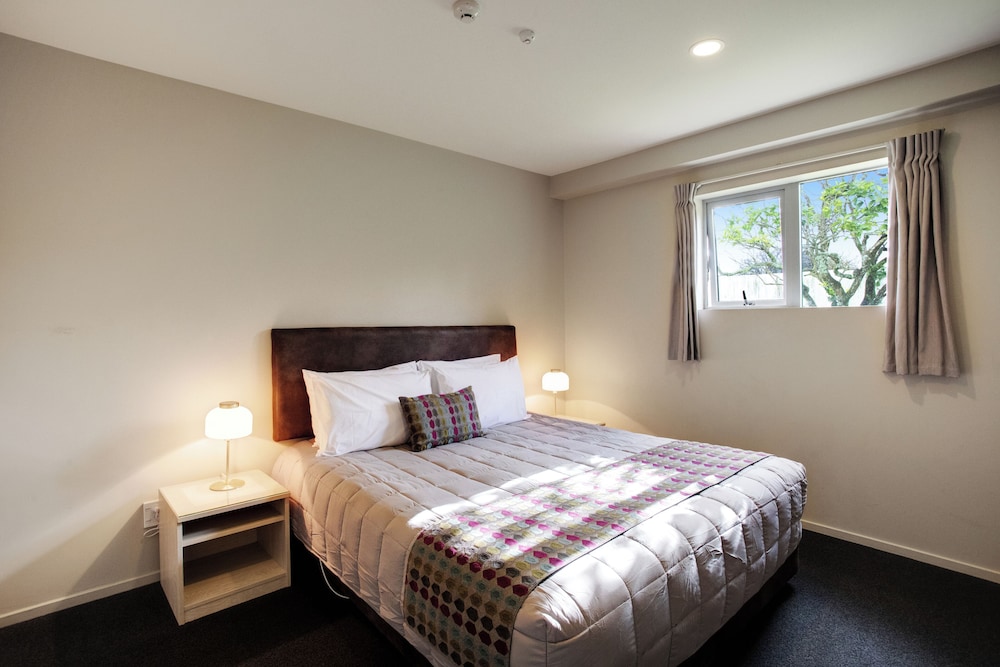 Ellerslie Palms Motel 29/68