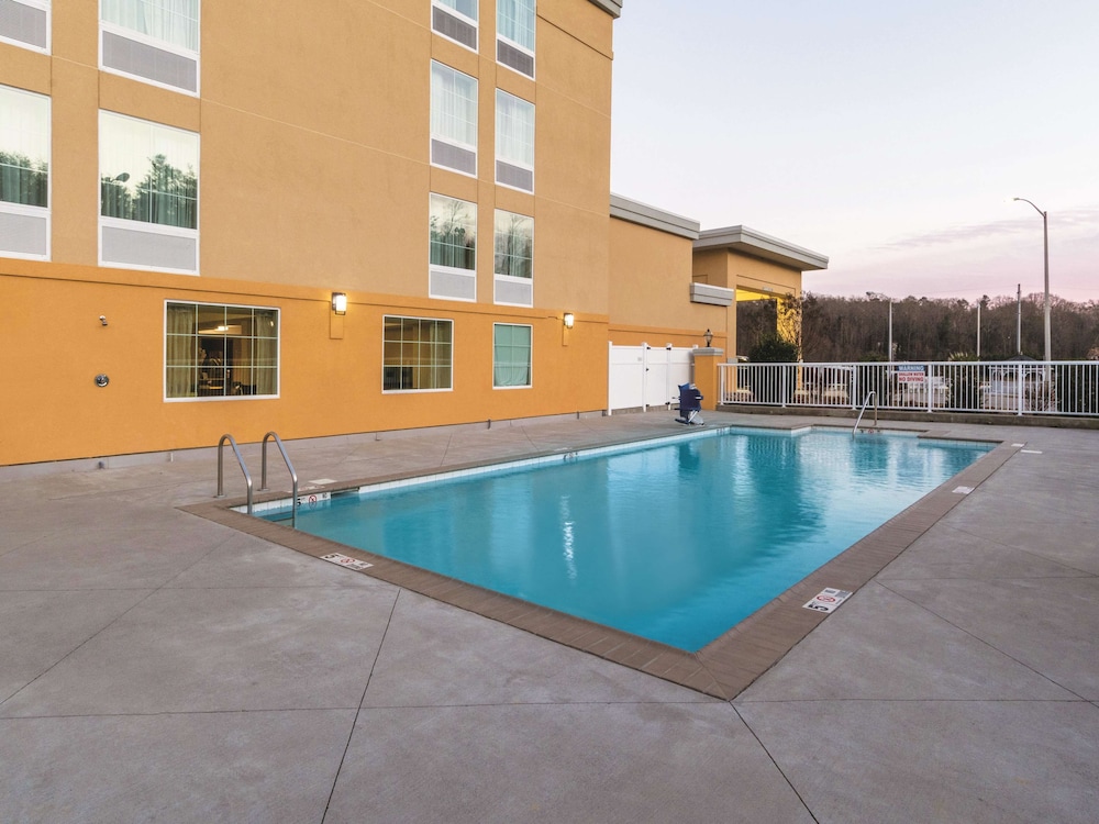 La Quinta Inn & Suites by Wyndham Knoxville Papermill 3/45