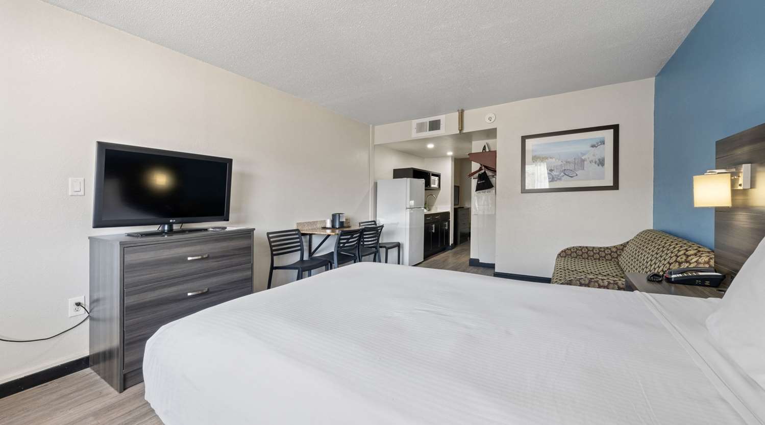 جناح بسريرين مزدوجين مع أريكة بمطبخ، SureStay Hotel by Best Western Virginia Beach Royal Clipper 5/9